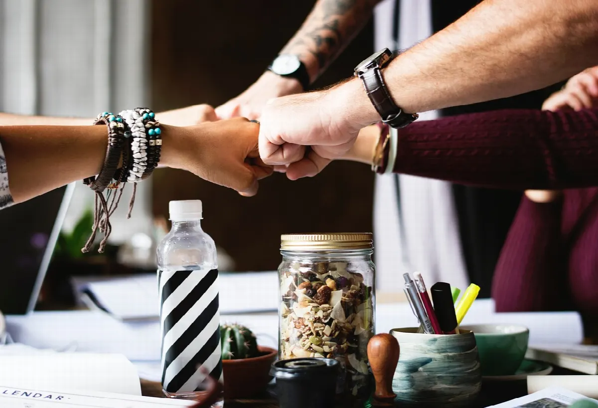 equipe DevOps colaborando em escritório